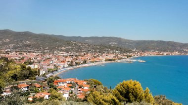 Önünde yeşillik olan bir tepeden Sanremo manzarası, İtalya