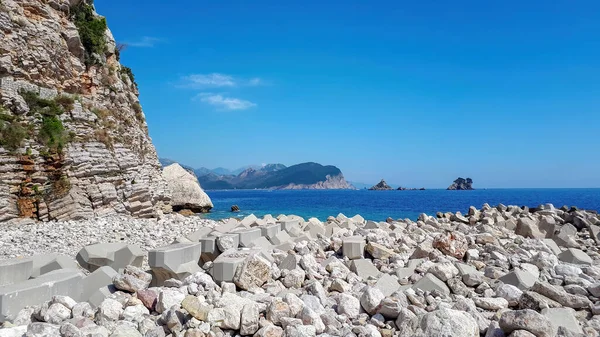 Klippiga Kusten Vid Adriatiska Havet Och Klippan Nära Det Blå — Stockfoto