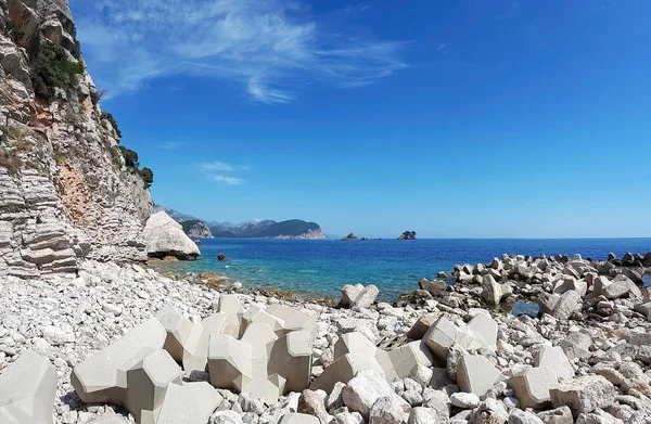 Klippiga Kusten Vid Adriatiska Havet Klippor Nära Det Blå Vattnet — Stockfoto