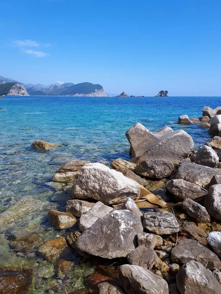 Skaliste Wybrzeże Morza Adriatyckiego Wzgórza Pokryte Zielenią Tle Petrovac Czarnogóra — Zdjęcie stockowe
