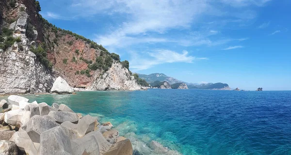 Skaliste Wybrzeże Morza Adriatyckiego Klify Pobliżu Błękitnej Wody Wzgórza Pokryte — Zdjęcie stockowe