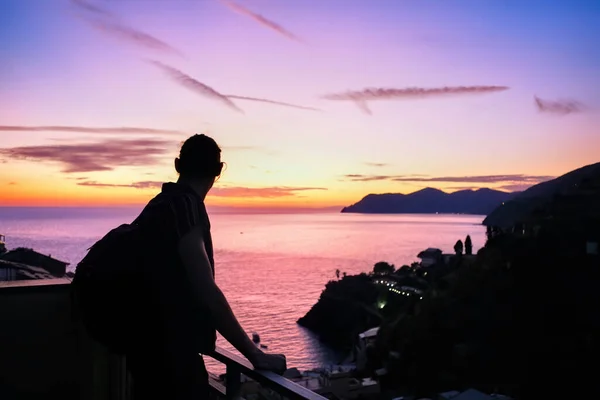 Man Schemering Kijkend Naar Zonsondergang Met Middellandse Zee Achtergrond Cinque — Stockfoto