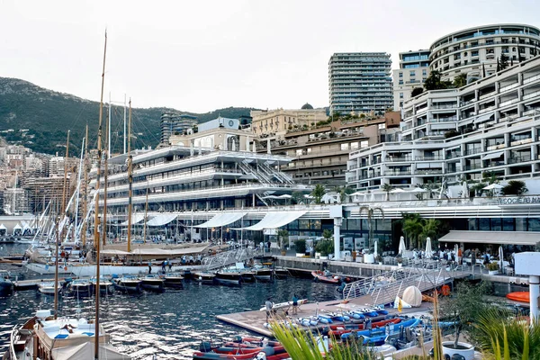 モナコ モナコ 2019年9月13日 地中海の海のコスト 背景の建物に複数の係留ボートやヨット — ストック写真