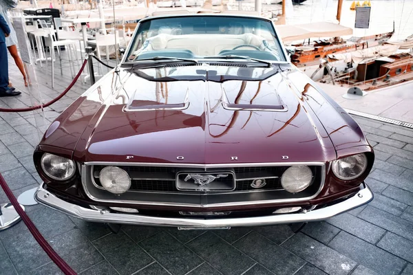 Monaco Monaco September 2019 Vintage Ford Mustang Aangemeerde Boten Achtergrond — Stockfoto