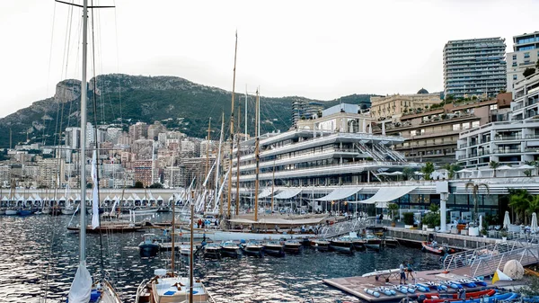モナコの地中海の海のコストで複数の係留ボートやヨット 背景の建物 — ストック写真