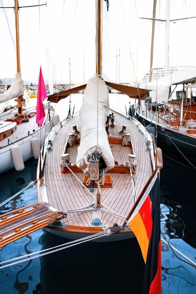 モナコに帆を折り畳んだ係留された古典的な船 — ストック写真