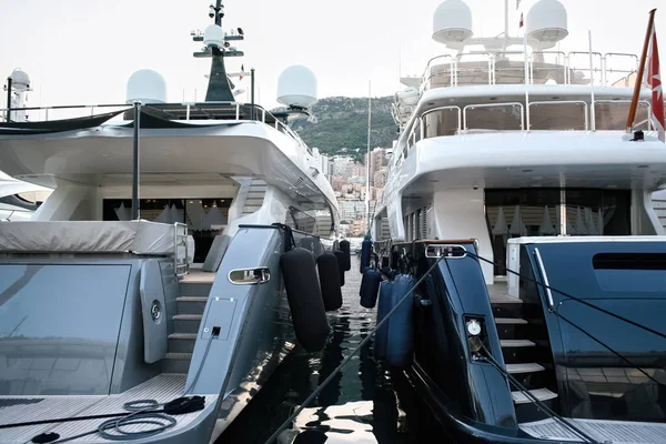 モナコの地中海の海のコストで係留ヨット 背景の建物 — ストック写真