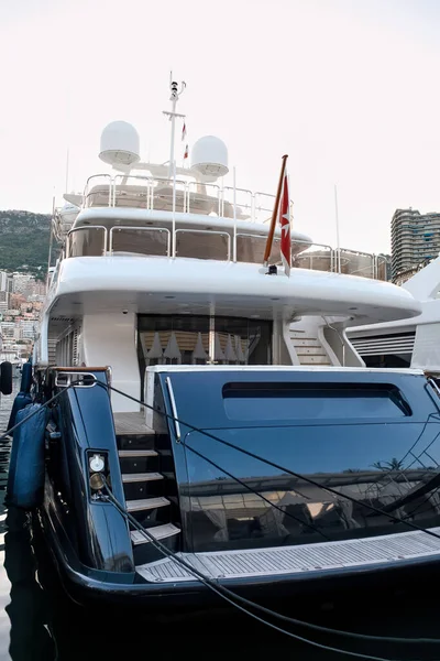 モナコの地中海の海のコストで係留ヨット 背景の建物 — ストック写真