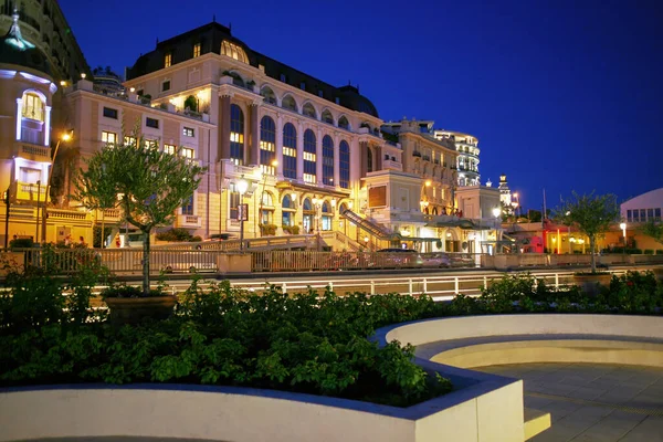 Paesaggio Monaco Notte Edifici Classici Strada Verde Primo Piano — Foto Stock