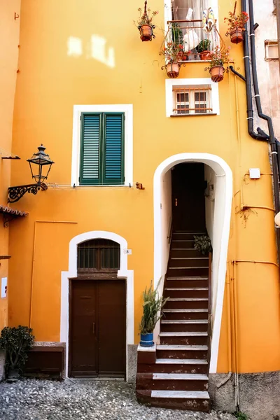 Entrada Antigo Edifício Amarelo Sanremo Itália — Fotografia de Stock
