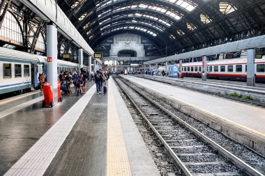 MILAN, İTALYA - 15 Eylül 2019: insanlar tren istasyonunda tren bekliyor