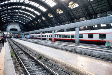 MILAN, İTALYA 15 Eylül 2019: tren istasyonunda durduruldu