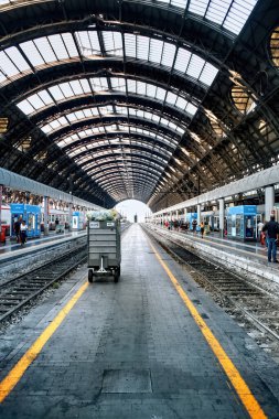 MILAN, İTALYA - 15 Eylül 2019: trensiz tren istasyonu, insanlar bekliyor