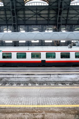 İtalya, Milan Merkez İstasyonu 'nda kırmızı-beyaz tren