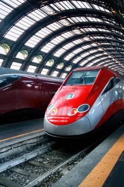 İtalya, Milan Merkez İstasyonu 'ndaki tren istasyonunda iki kırmızı tren durdu.