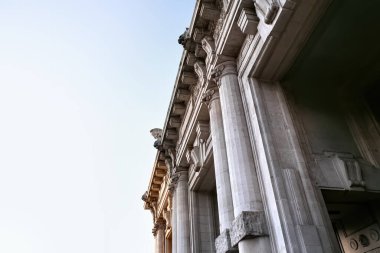 İtalya, Milan Merkez İstasyonu 'nun klasik cephesi.