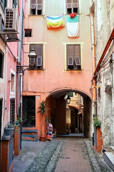 Rua Estreita Feita Pedra Com Fachadas Edifícios Envelhecidos Longo Dela — Fotografia de Stock