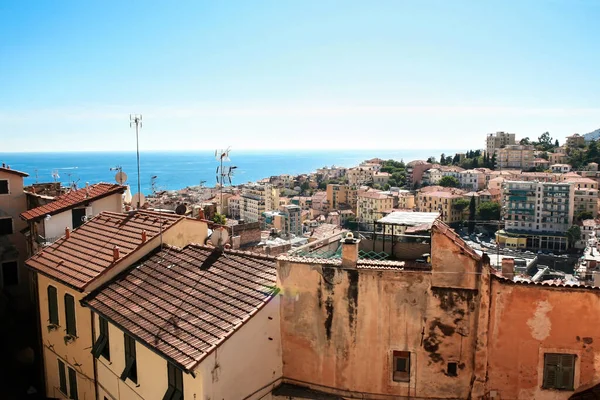 イタリア 前景に古い建物の屋根を持つサンレモの景色 — ストック写真
