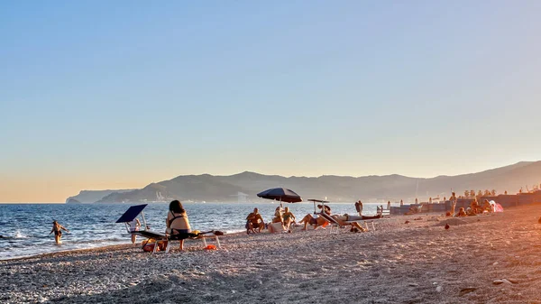 Savona Italia Septiembre 2019 Playa Atardecer Personas Descansando — Foto de Stock