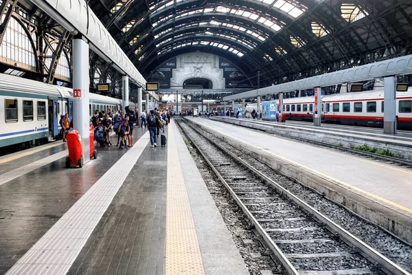 Milan Talya Eylül 2019 Insanlar Tren Istasyonunda Tren Bekliyor — Stok fotoğraf