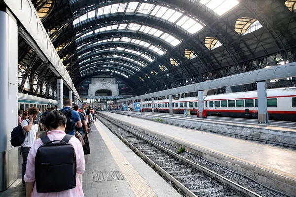 Milan Talya Eylül 2019 Insanlar Tren Istasyonunda Tren Bekliyor — Stok fotoğraf