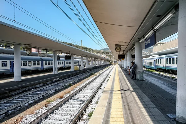 Savona Italien September 2019 Järnvägsstation Med Två Män Som Väntar — Stockfoto