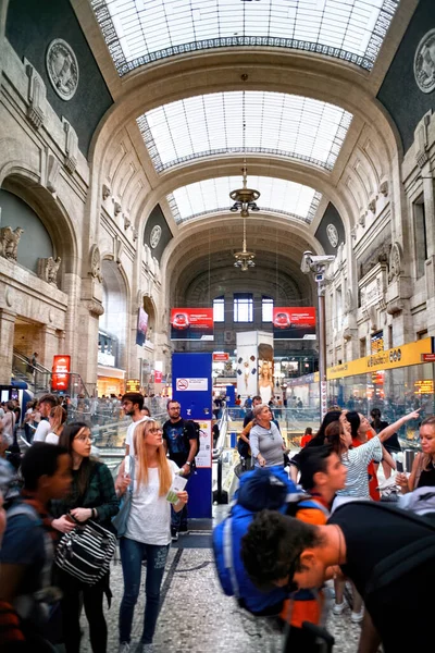 Милан Италия Сентября 2019 Зал Вокзала Большим Количеством Людей — стоковое фото