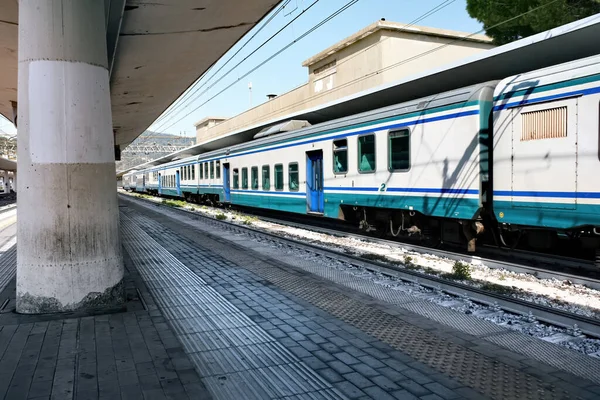 イタリアのサヴォーナにある鉄道駅で列車 — ストック写真