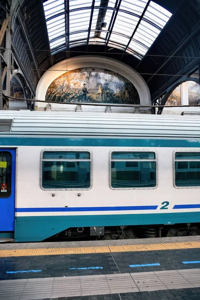 Talya Milan Merkez Stasyonu Nda Mavi Beyaz Tren — Stok fotoğraf