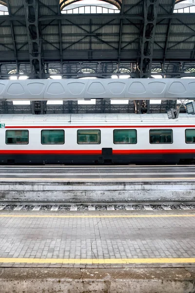 イタリアのミラノ中央駅で赤と白の列車 — ストック写真
