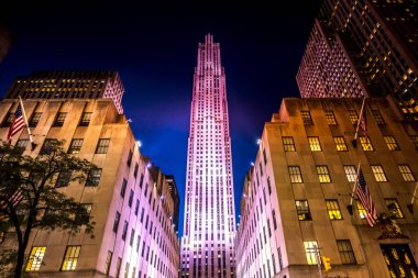 Rockefeller Merkezi gece vakti New York, ABD 'de aydınlanıyor. Canlı renkler