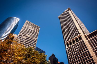 New York 'taki yüksek ve modern binalar, aşağıdan ABD manzaralı. Canlı renkler