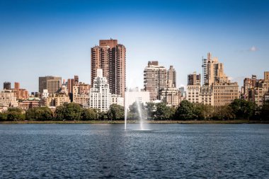 Sudan New York manzarası sahilde birden fazla bina ve ağaç, ABD 'de çeşme. Canlı renkler