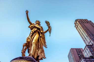 NEW YORK, ABD - 19 Eylül 2019: Grand Army Plaza 'daki General William Tecumseh Sherman anıtı. Canlı renkler