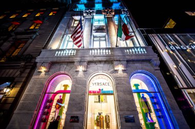 NEW YORK, ABD - 19 Eylül 2019, Versace mağazası, gece eski bir binada. Canlı renkler