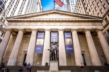 NEW YORK, ABD - 19 Eylül 2019: Önünde insanlarla Federal Hall 'un dışı. Canlı renkler