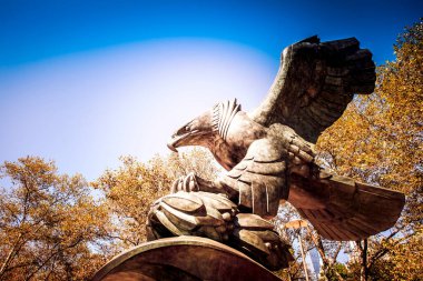 NEW YORK, ABD - 19 Eylül 2019: Battery Park 'taki Doğu Yakası Anıtı' nda Bronz Kartal Anıtı. Canlı renkler