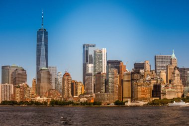NEW YORK, ABD - 19 Eylül 2019: Sudan Manhattan manzarası, birden fazla yüksek bina. Canlı renkler