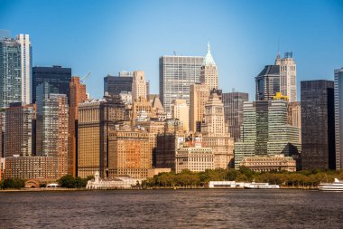 NEW YORK, ABD - 19 Eylül 2019: Sudan Manhattan manzarası, birden fazla yüksek bina. Canlı renkler