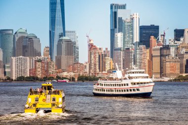 NEW YORK, ABD - 19 Eylül 2019: Arka planda Manhattan 'da bir sürü insanla birlikte gemi gezisi. Canlı renkler