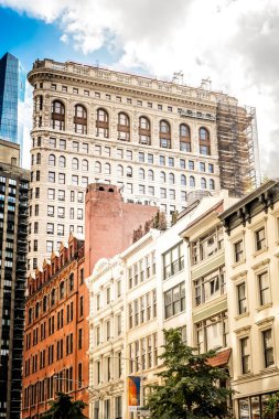 NEW YORK, ABD - 19 Eylül 2019: Flatiron Binası 'nın arka planında apartman bloğu. Canlı renkler