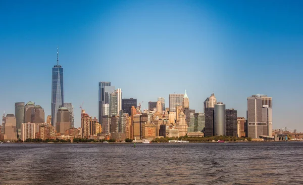 Utsikt Över Manhattan Från Vattnet Flera Höga Byggnader New York — Stockfoto