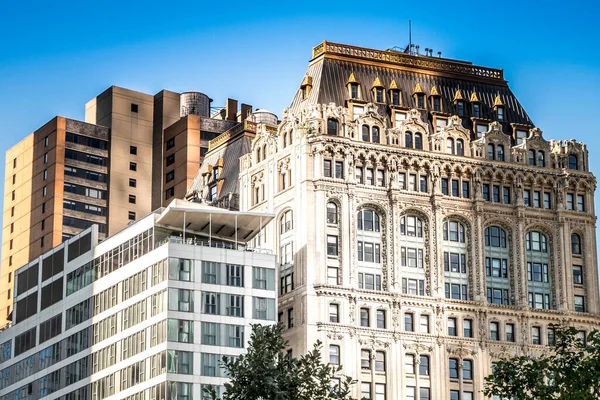 New York, ABD 'deki yüksek, modern ve eski binalar. Canlı renkler