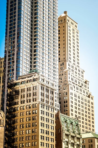 Wysokie Nowoczesne Wiekowe Budynki Nowym Jorku Usa Żywe Kolory — Zdjęcie stockowe