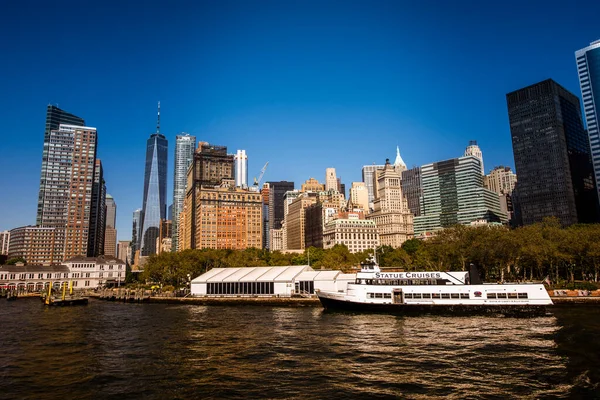 美国纽约 2019年9月19日 从水面俯瞰曼哈顿 多个高楼 鲜艳的颜色 — 图库照片