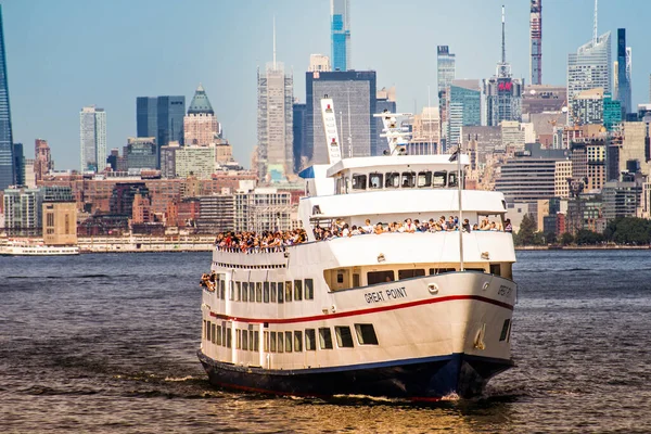 Nueva York Septiembre 2019 Crucero Con Mucha Gente Manhattan Fondo — Foto de Stock