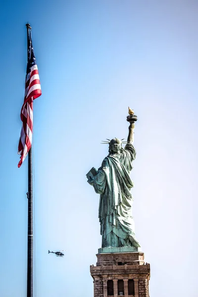Nueva York Septiembre 2019 Estatua Libertad Con Bandera Helicóptero Los — Foto de Stock