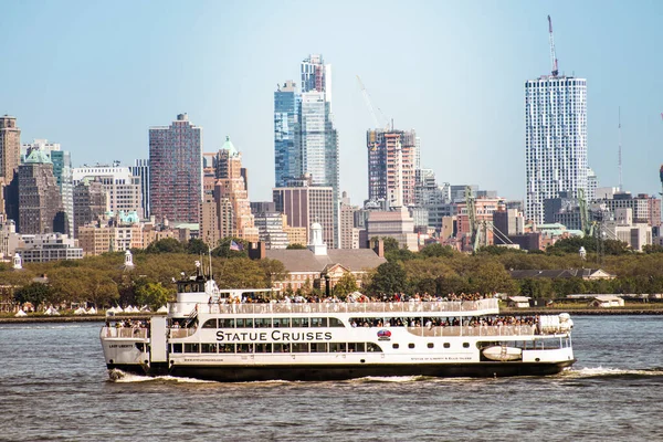 美国纽约 2019年9月19日 与许多人的游轮 以曼哈顿为背景 鲜艳的颜色 — 图库照片