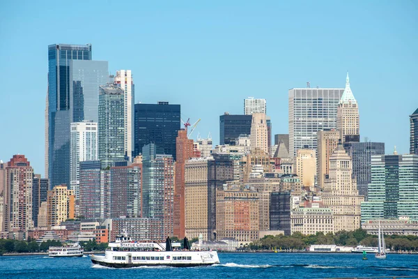 2019年9月19日 从水面俯瞰曼哈顿 游轮在前景 多幢高楼 鲜艳的颜色 — 图库照片