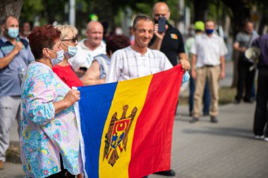 CHISINAU, MOLDOVA - 20 Temmuz 2020: Parlamento önünde eylem yapan aktivist insanlar. Koruyucu maske takıyor.
